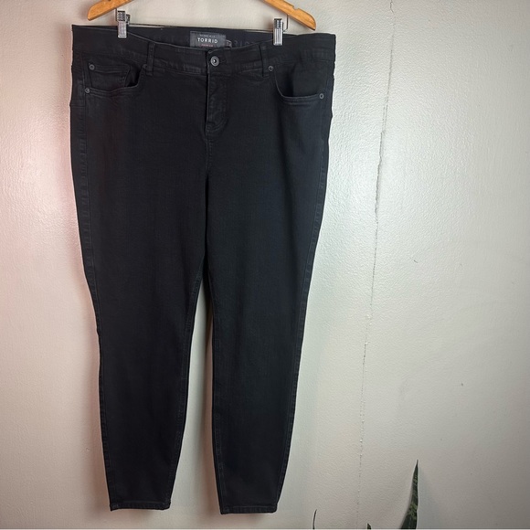 Torrid Bombshell Skinny Super Soft High-Rise Black Rinse Jeans Sz22R - Picture 3 of 9